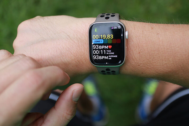 Man sieht die aufgezeichneten Daten der Apple Watch 8.